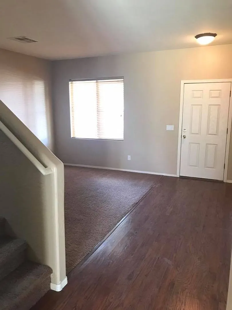 3-bedroom plus loft and community pool near Power & Ray — Photo 3