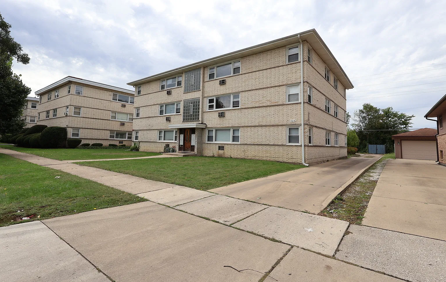 420 Beach Ave — Photo 2