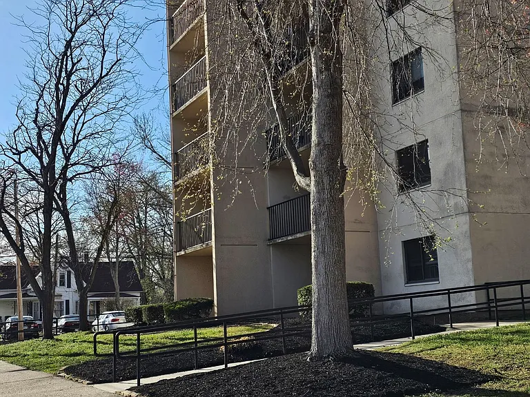 Carbondale Towers — Photo 4
