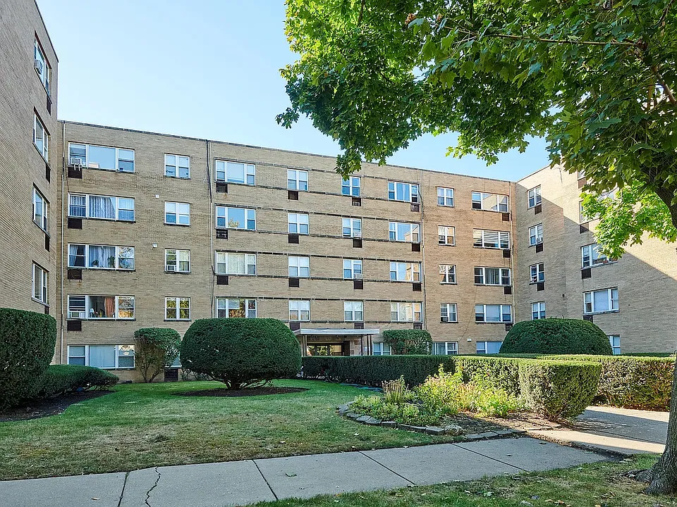 2115 W Farwell Ave #202