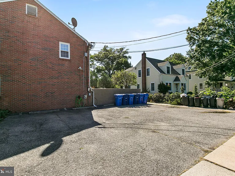 139 E 3rd St — Photo 19