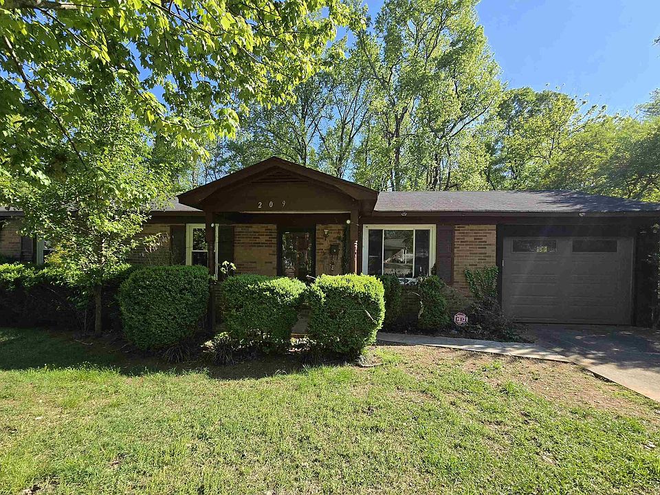 1st image of 209 Bluff Dr