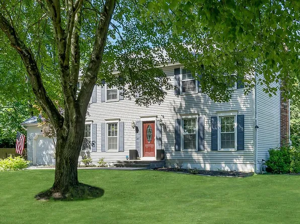 12 McQueen Blvd, Farmingdale, NJ 07727