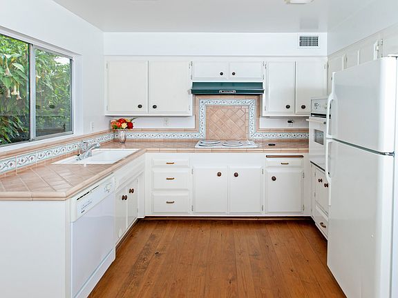 5th image of 3714 San Remo Dr APT A