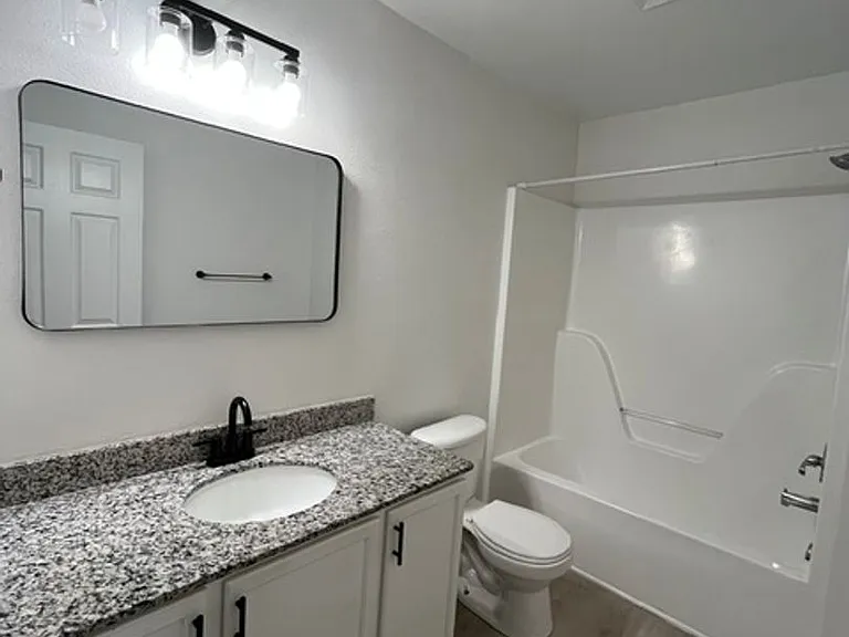 Willow Park Apartments — Photo 16
