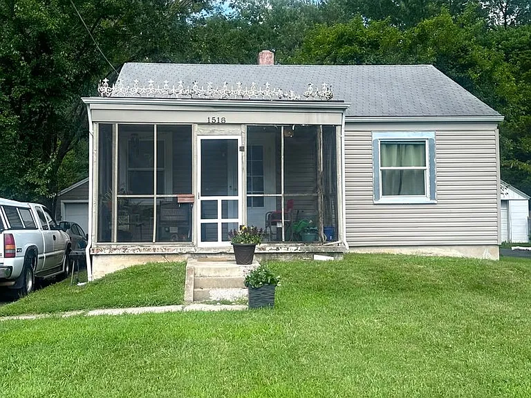 1518 S Kickapoo Ave — Photo 1