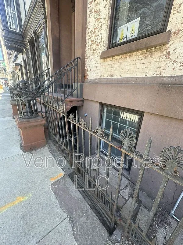 1 bed, 1.0 bath, $1,100 — Photo 2