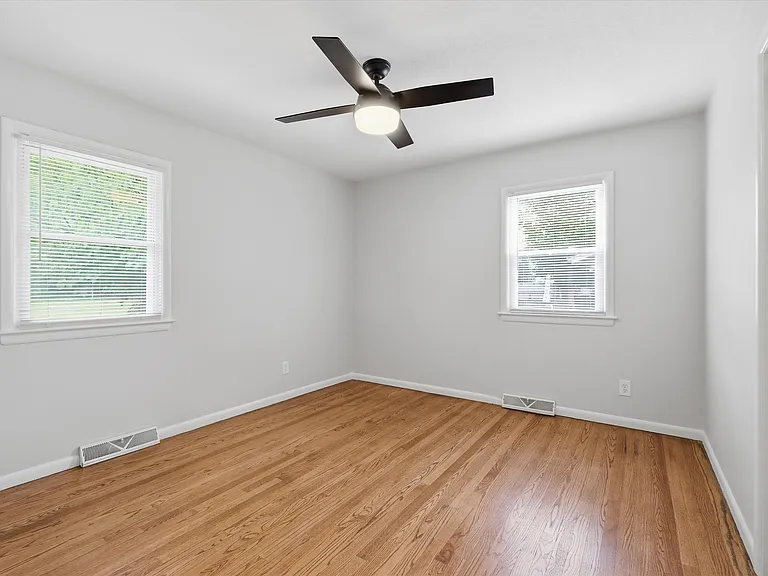 7719 Windsor St — Photo 19