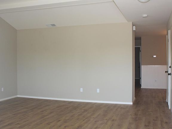 4th image of 701 Almond Dr