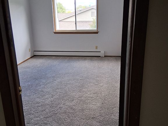 Nice sized primary bedroom.