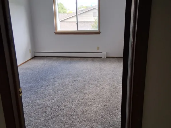 535 E Wisconsin Ave, Pewaukee, WI 53072