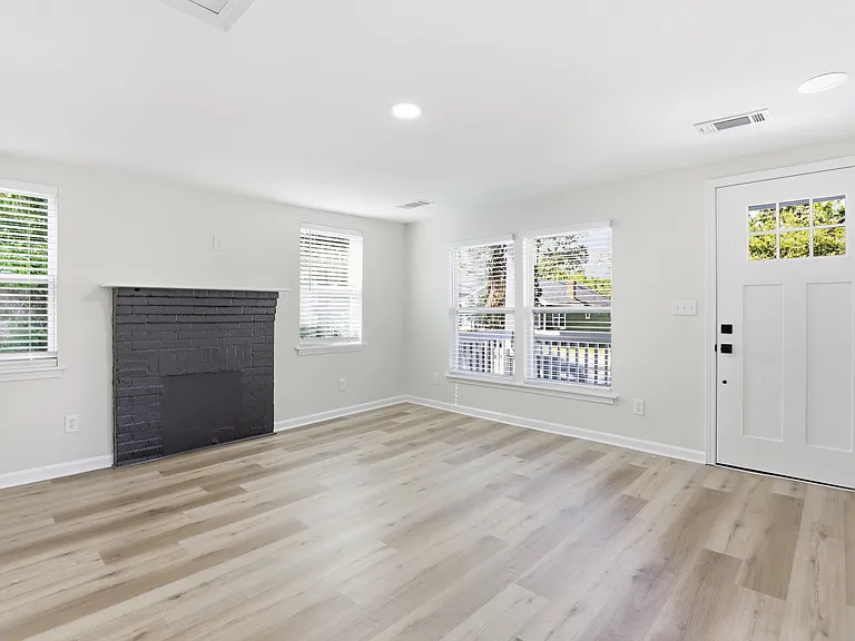 1009 W 52nd St — Photo 7