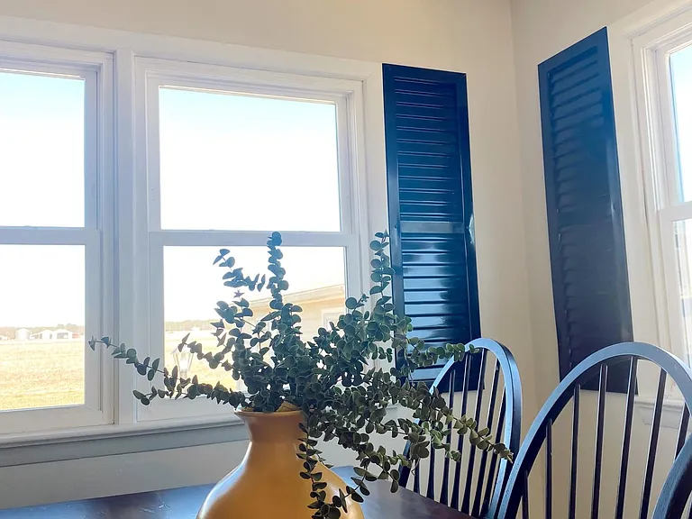 Breakfast/dining room