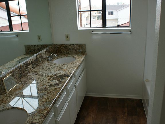 5th image of 11708 Menlo Ave APT 1