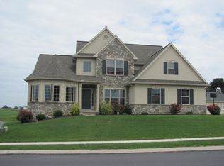 135 Bonneville Dr, Ronks, PA 17572