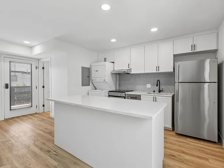 The Crest |NEWLY Renovated Studios, Lofts, 1, 2 & 3 Bedroom Homes Near the Beach — Photo 7