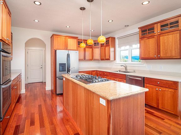 5th image of 454 Darley Dr