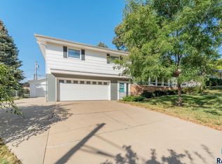 3013 S Elmwood Ave, Sioux Falls, SD 57105
