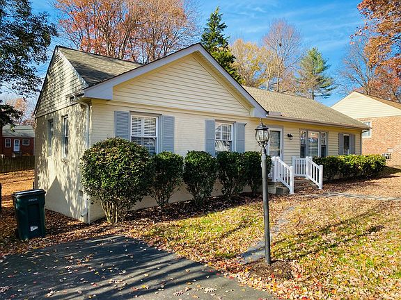 3rd image of 506 Cedarbrooke Ln