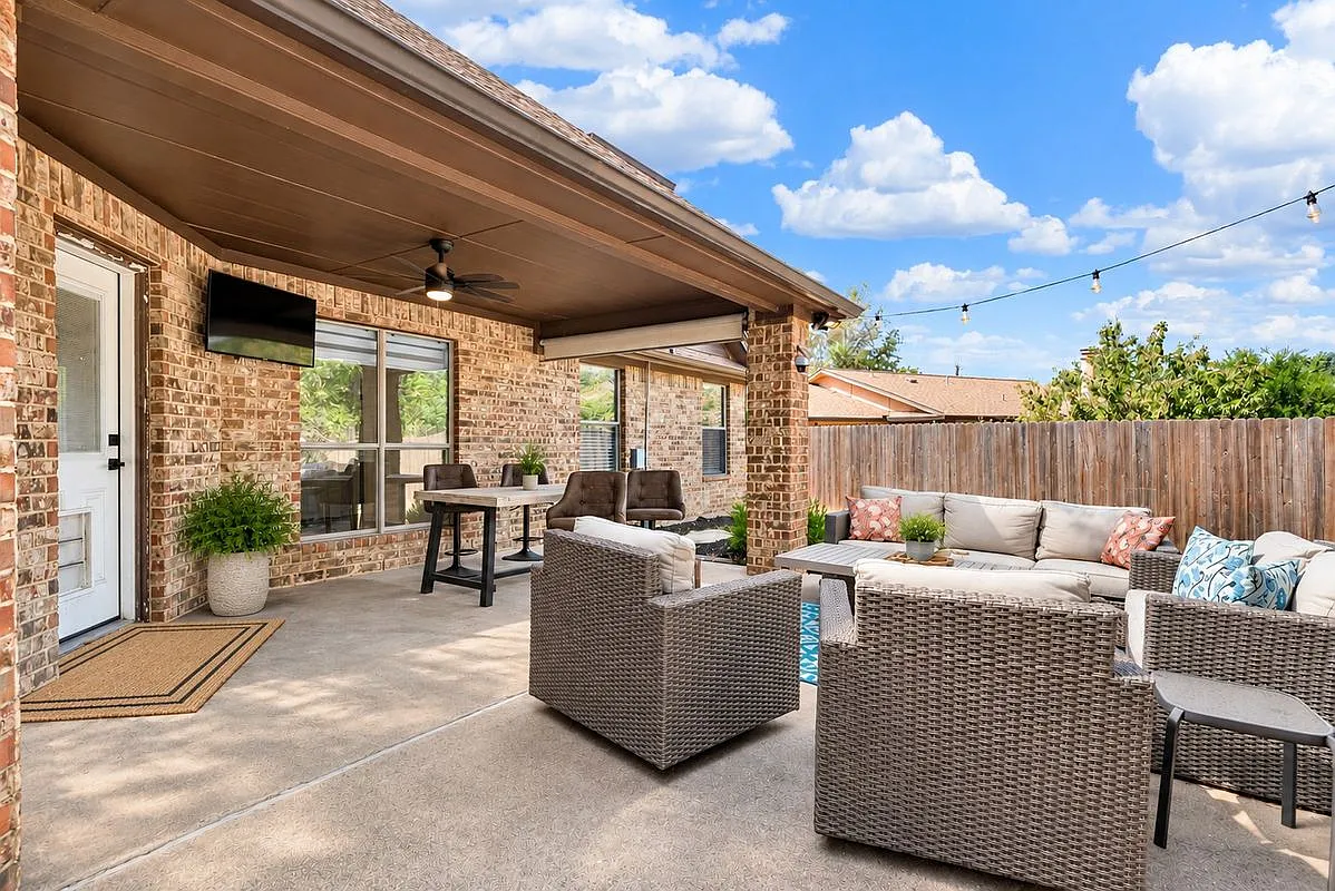 3 bed, 2.0 bath, 2219 sqft, $2,850 — Photo 2
