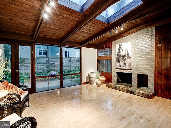3rd image of 3319 Executive Ave