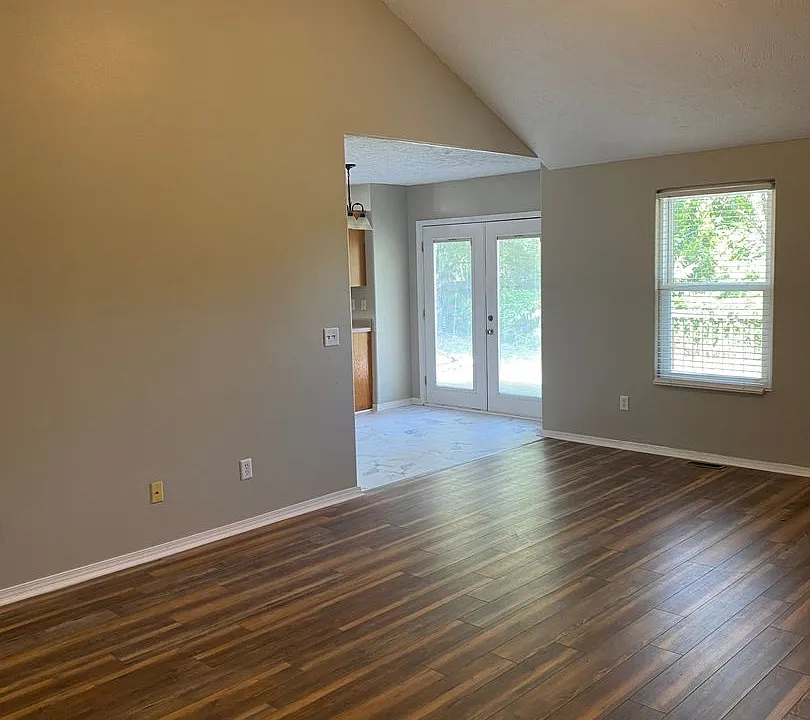 449 W Hines St