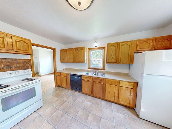 3rd image of 1004 6th St SW