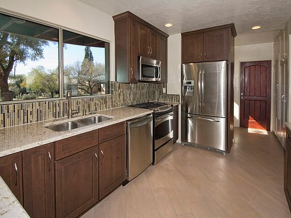 4th image of 2925 E Toledo Pl