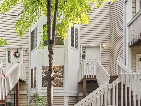 343 W Treehouse Ln, Round Lake, IL