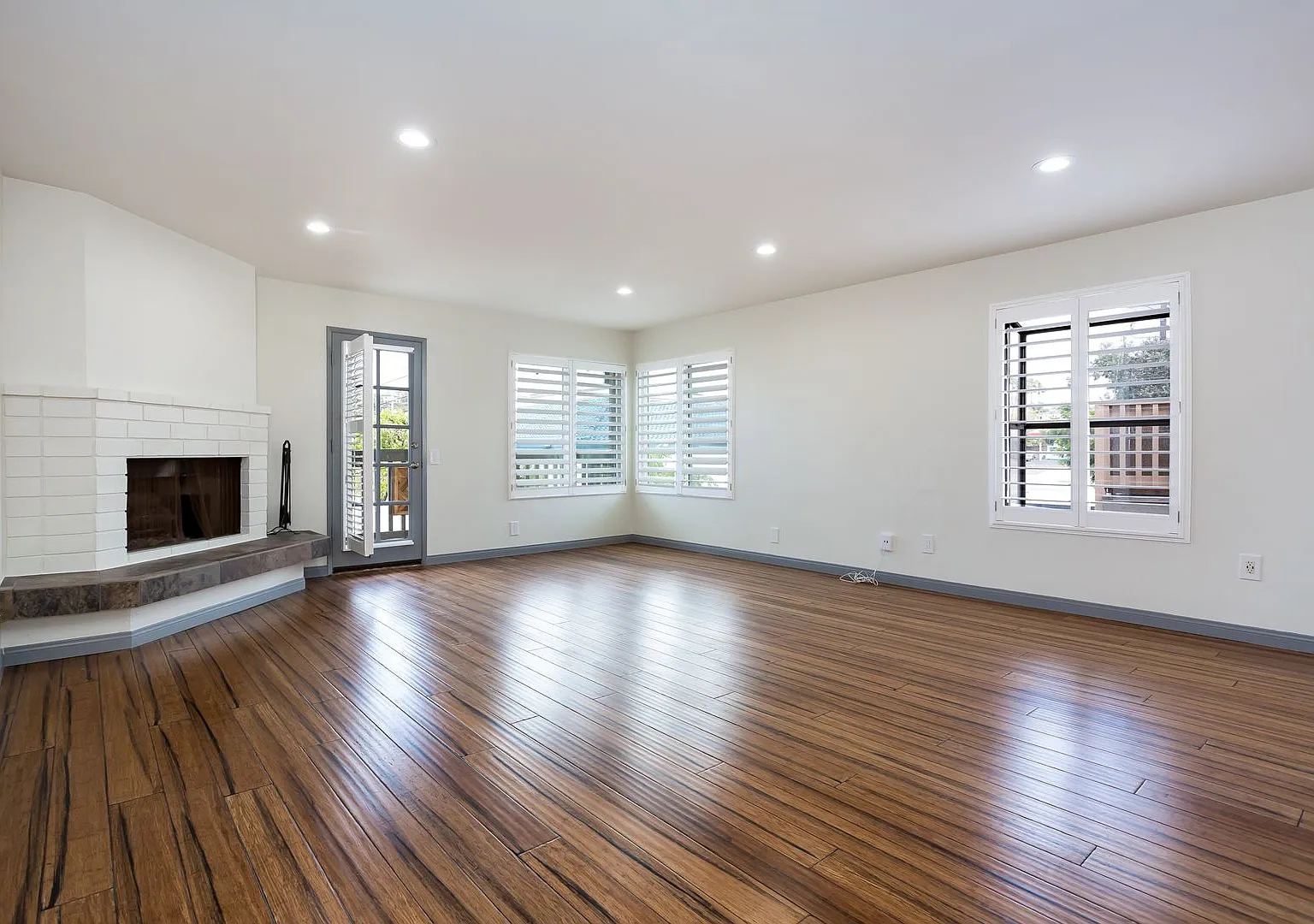 Gorgeous Townhome two blocks to the Ocean! — Photo 1