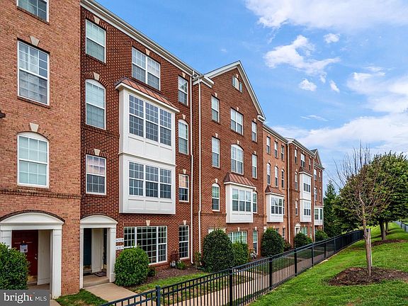 Great 2-level, 3 bedroom, 2.5 bath townhome in the amazing Metro Center community