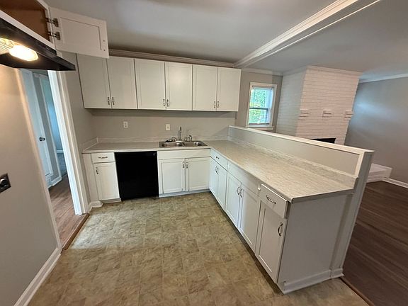 5th image of 384 Lillian Dr