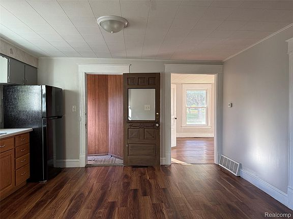 15th image of 830 Adams St