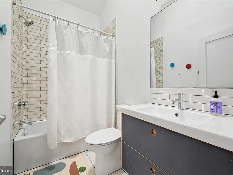 64 W Queen Ln — Photo 11