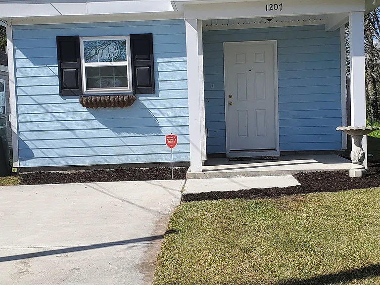 1207 Elliott Ave — Photo 2