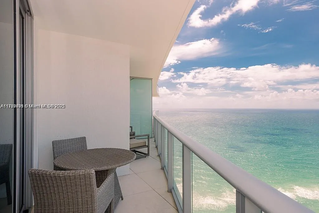 2 bed, 1136 sqft, $9,600 — Photo 3