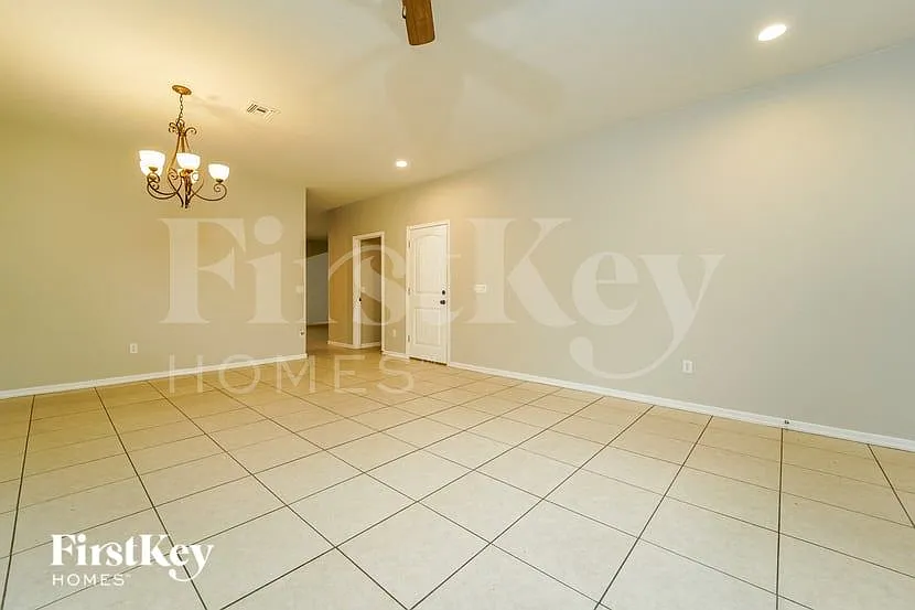 3 bed, 2.5 bath, 2422 sqft, $2,205 — Photo 4