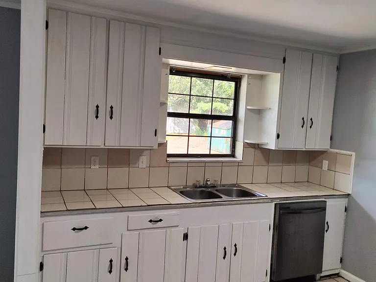 616 Mills Ave #8 — Photo 6