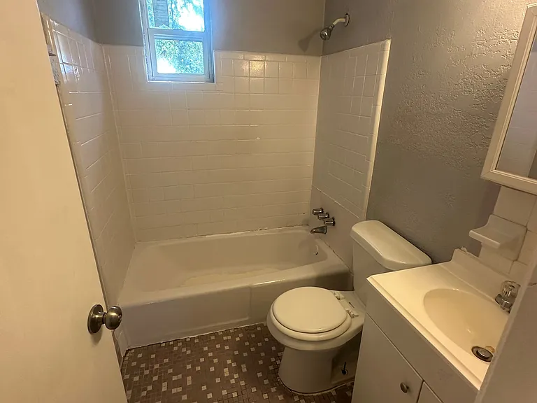1616 W 8th St #4 — Photo 5