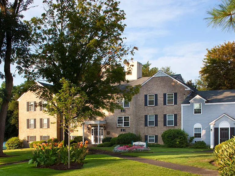 Beverly Commons — Photo 15