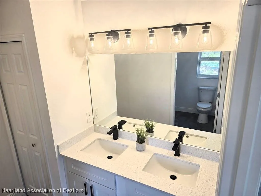 3 bed, 2.0 bath, 1349 sqft, $2,600 — Photo 3