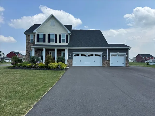 5981 Amber Dr, Farmington, NY 14425