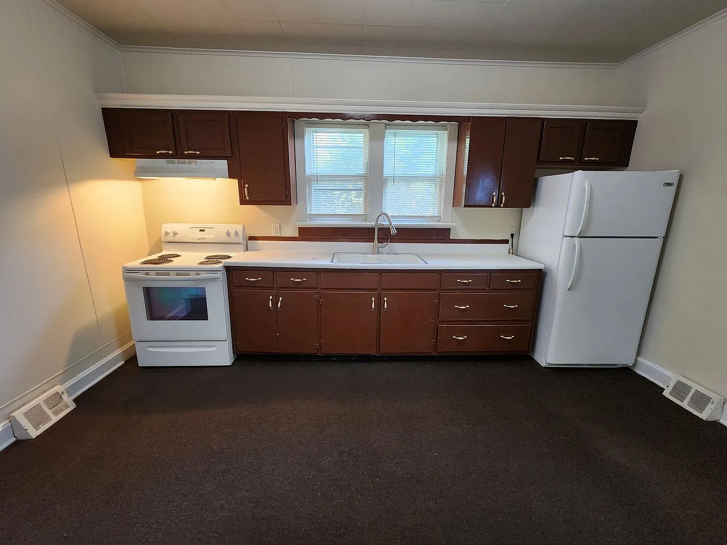 Cute 3 Bedroom Close to Shopping — Photo 4