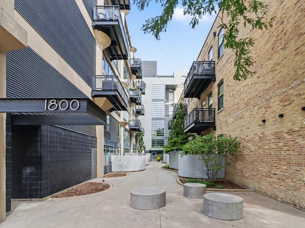 1800 W Grace St APT 204, Chicago, IL 60613