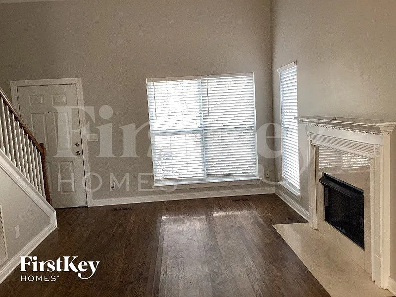 3 bed, 2.5 bath, 1685 sqft, $2,700 — Photo 2