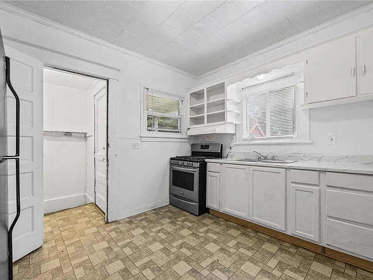 98 Ackerman St — Photo 11