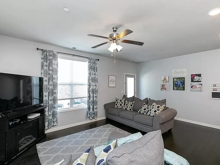 334B Manor Row — Photo 9