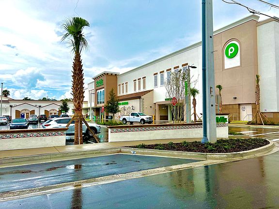 Publix Shopping Center 1 mile away from home. Orange Theory and great restaurants with an abundance of shopping.