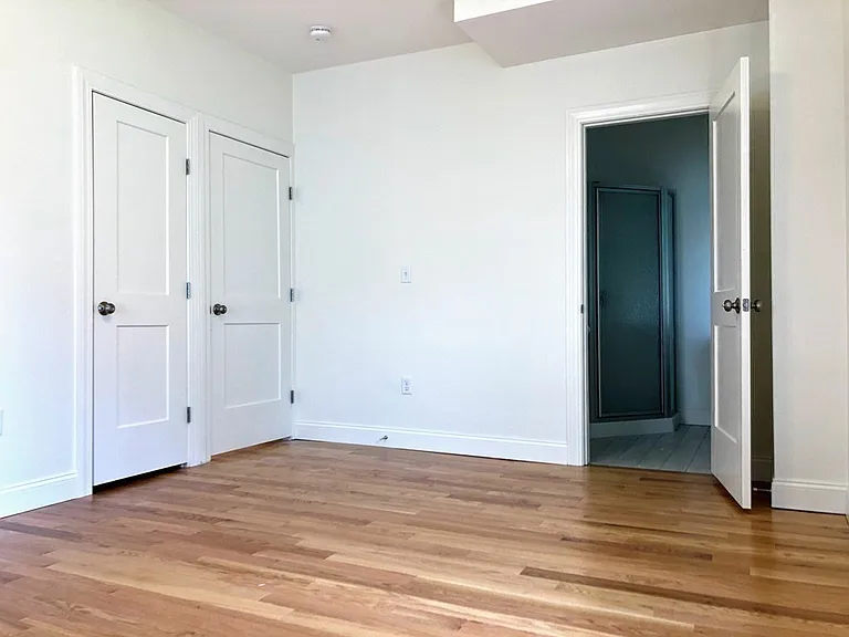 Main bedroom (w/ensuite bathroom)