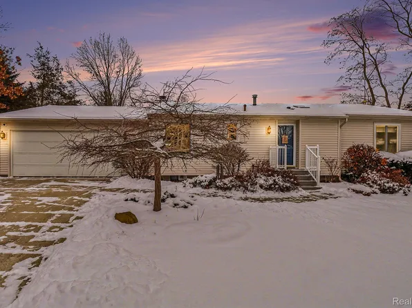 3594 Cordley Lake Rd, Pinckney, MI 48169